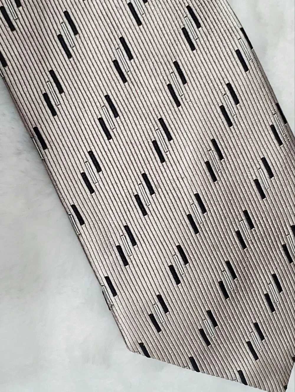 Vintage Nautica Men's 100% Silk Geometric Dash Necktie – Taupe Champagne & Black